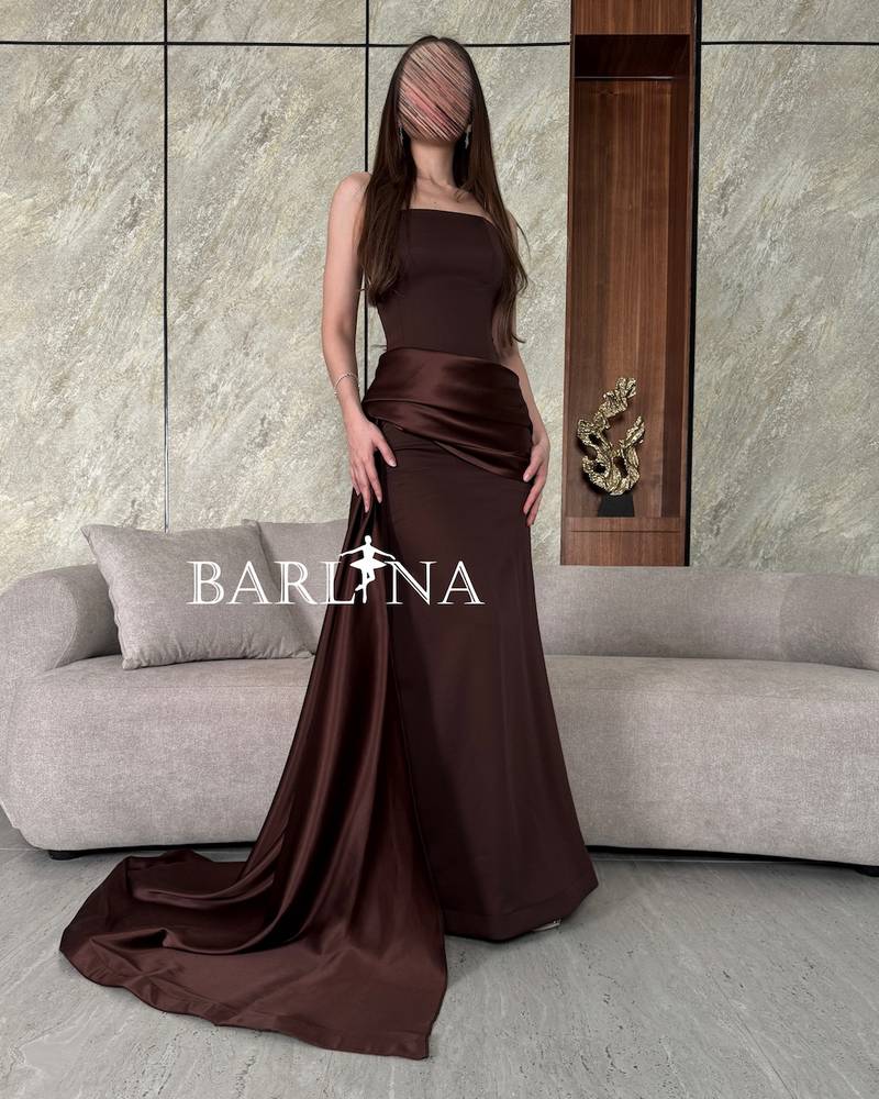 Long brown dress with a tail falls on the side