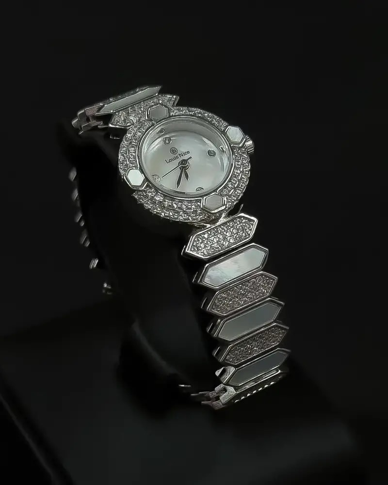 A modern women's watch with a geometric touch