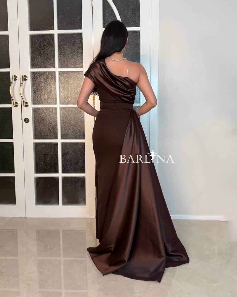 One-shoulder brown long dress with a train