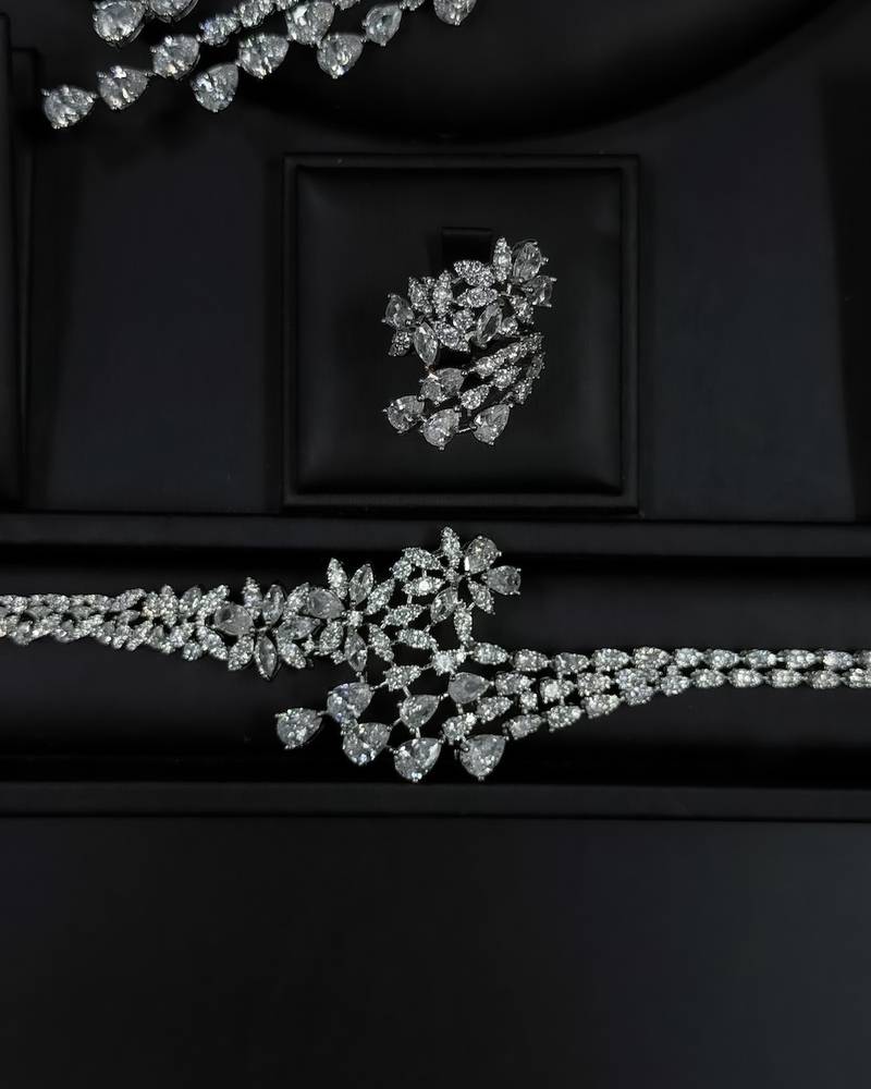 Flower and waterfall-shaped accessory set