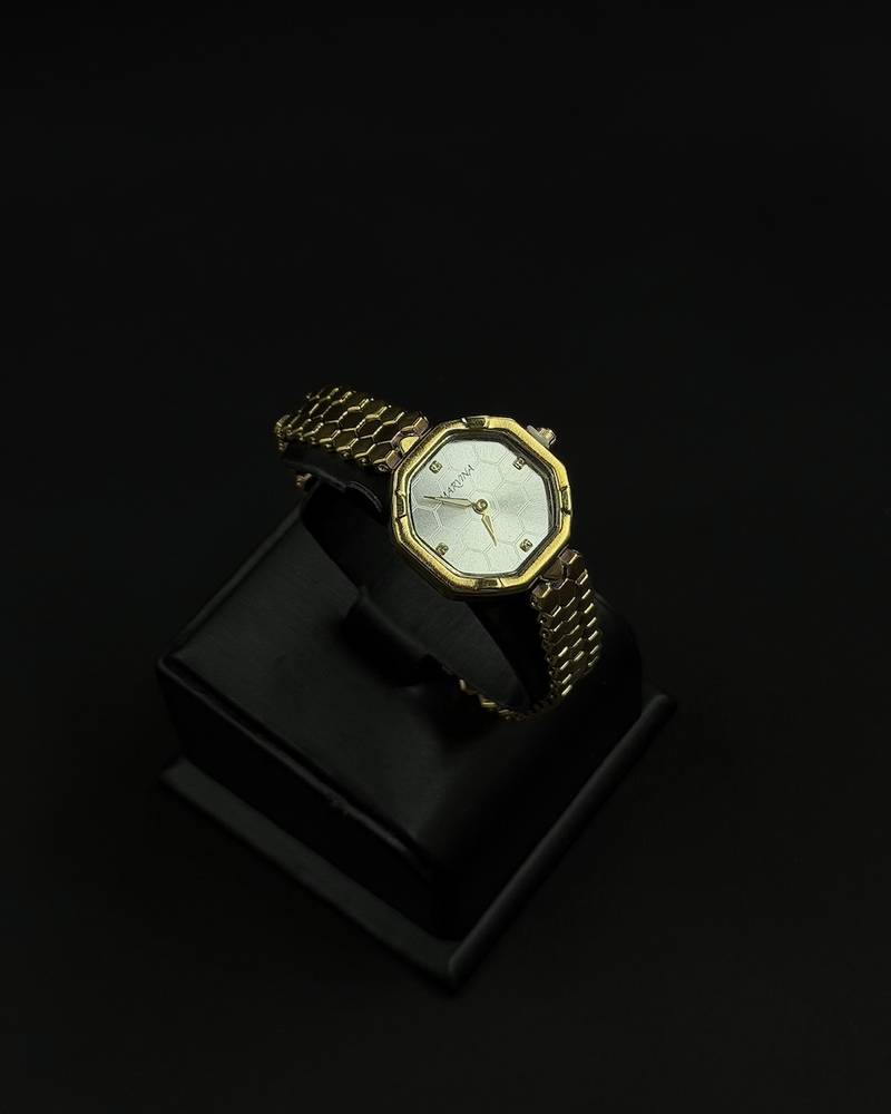 Women's watch with a smooth octagonal dial
