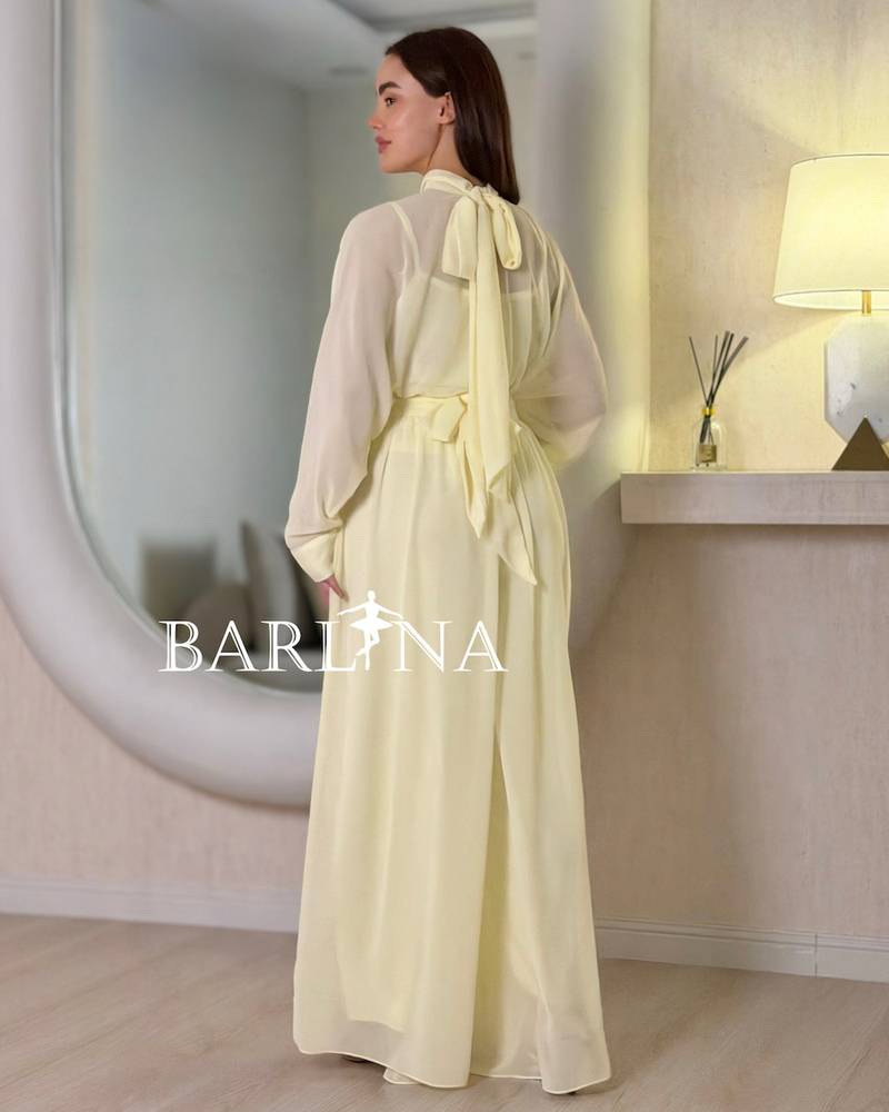 Elegant set with a soft cut and a defined waist belt