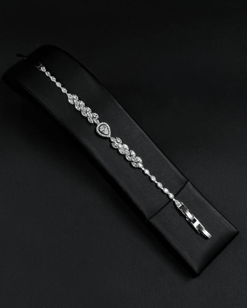 Accessory set with a central teardrop-shaped pendant