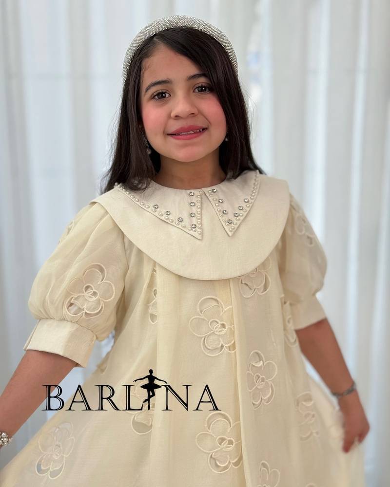 Girls' dress with medium puff sleeves