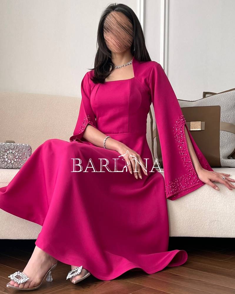Fuchsia dress with open sleeves decorated with lobes and pearls