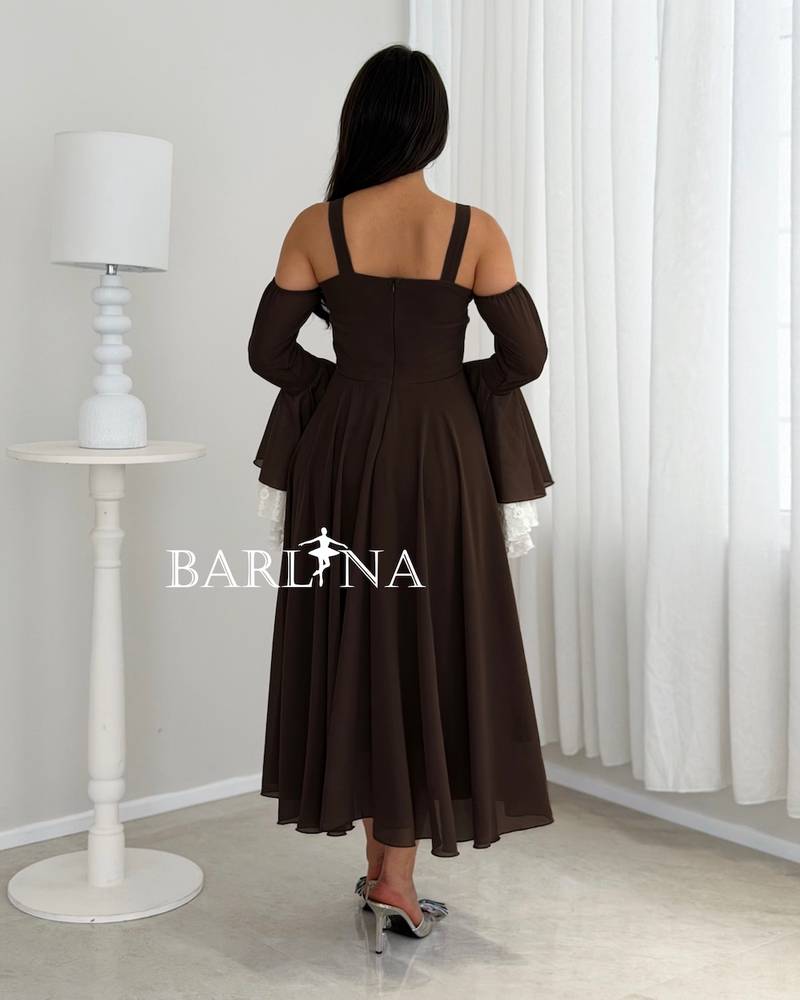 Brown dress with wide sleeves decorated with lace