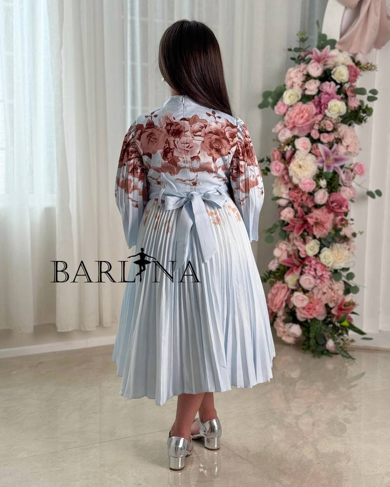Girls' dress with a floral print and full pleats