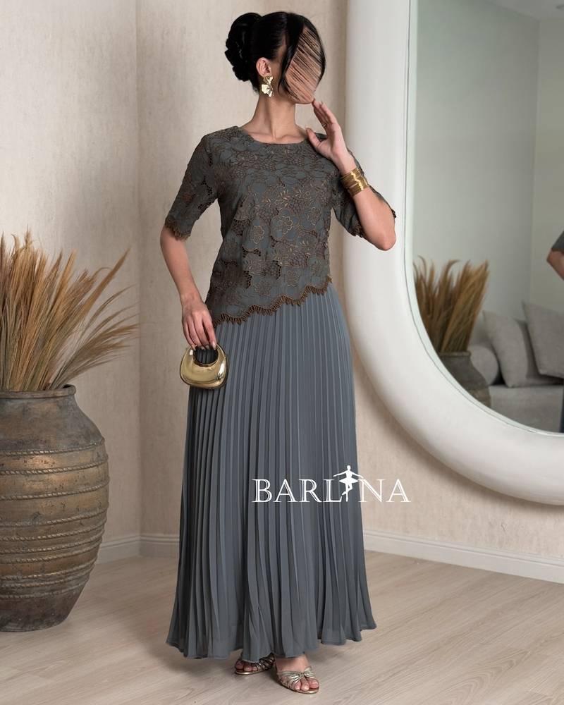 Floral pleated dress with a wavy hem