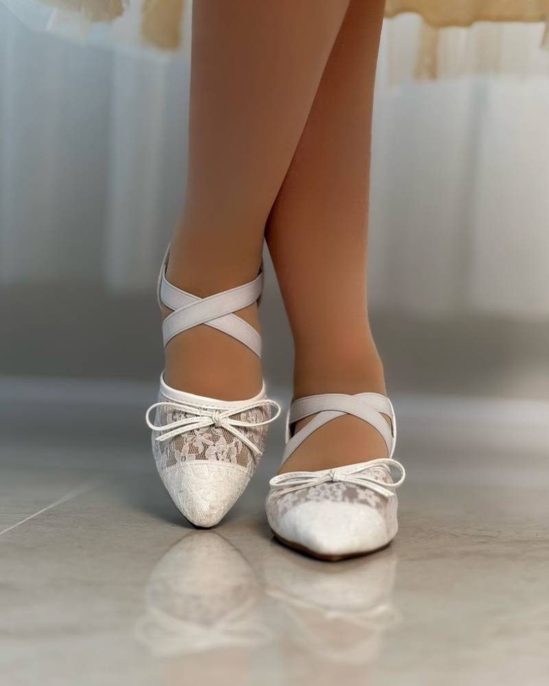 Girls' shoes with a medium heel and lace