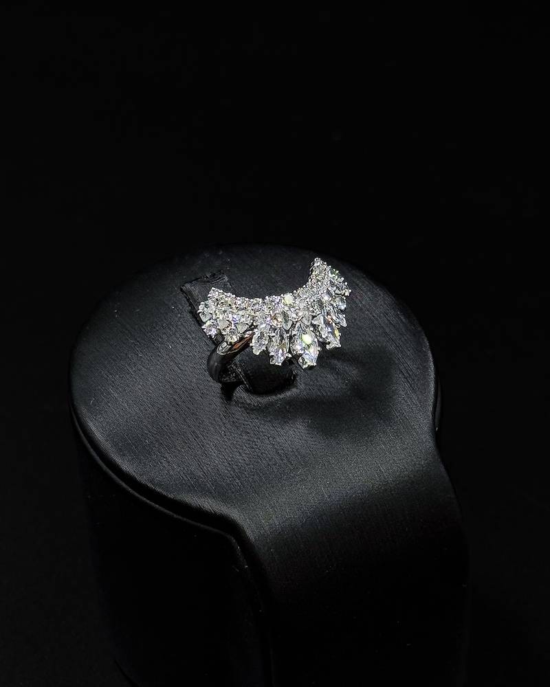 Elegant accessory set with wavy edges