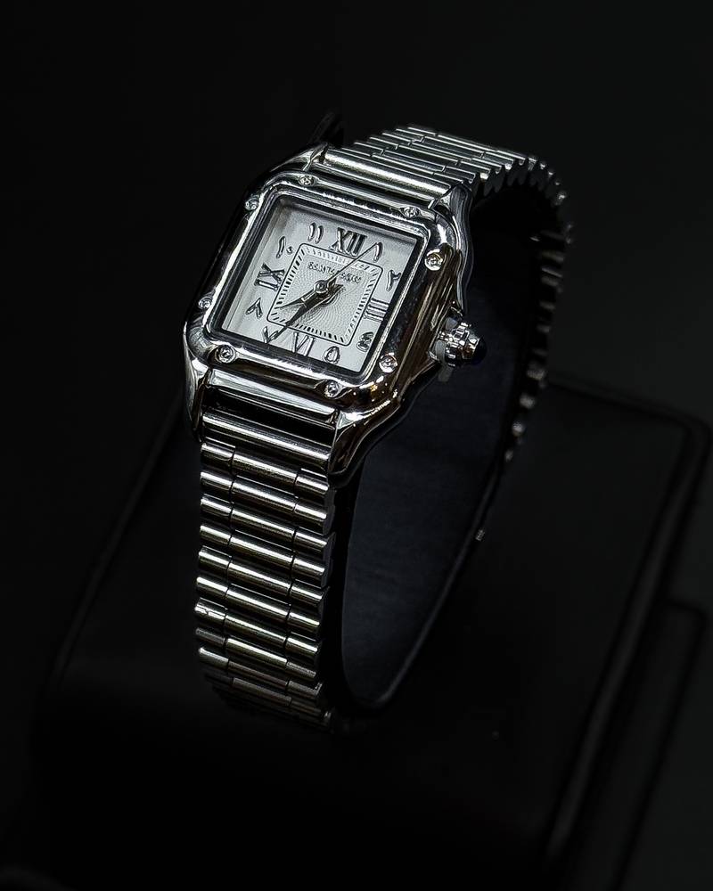 Elegant women's everyday watch with a square frame