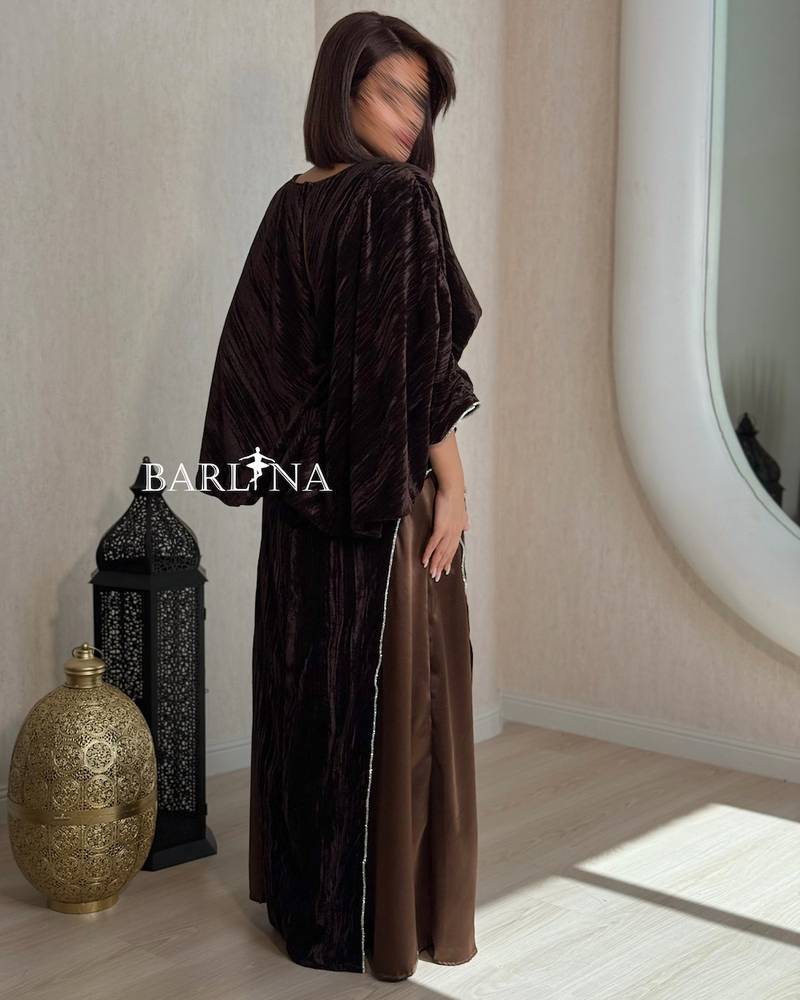جلابية بني داكنة بحزام كريستالي لامع