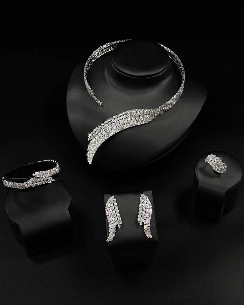 Luxurious accessory set with a curved design