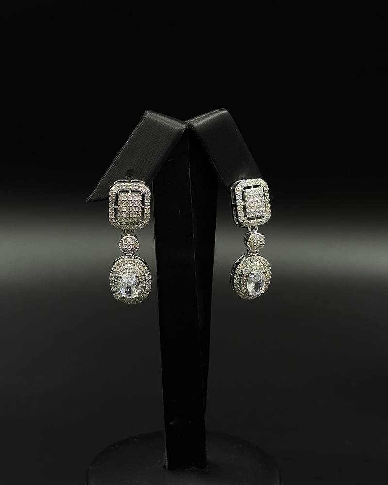 Luxurious drop earrings with sparkling stones
