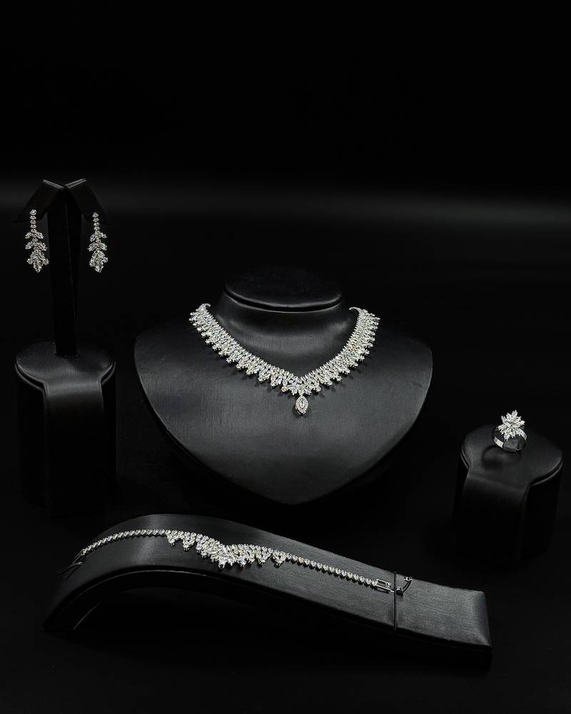 Accessory set with a prominent central pendant