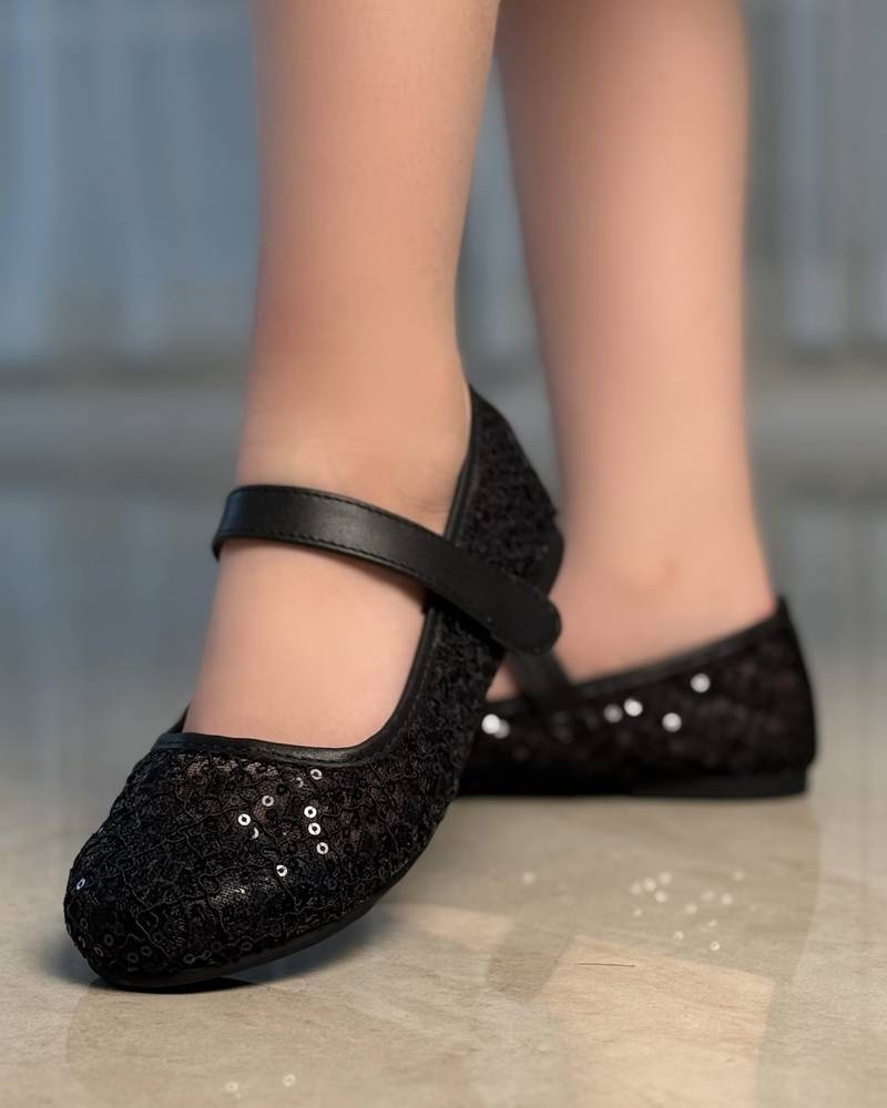 Girls' shoes with a soft lace design