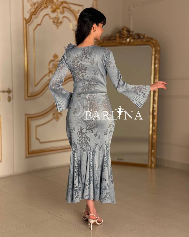 Mermaid-style dress with a rose on the shoulder