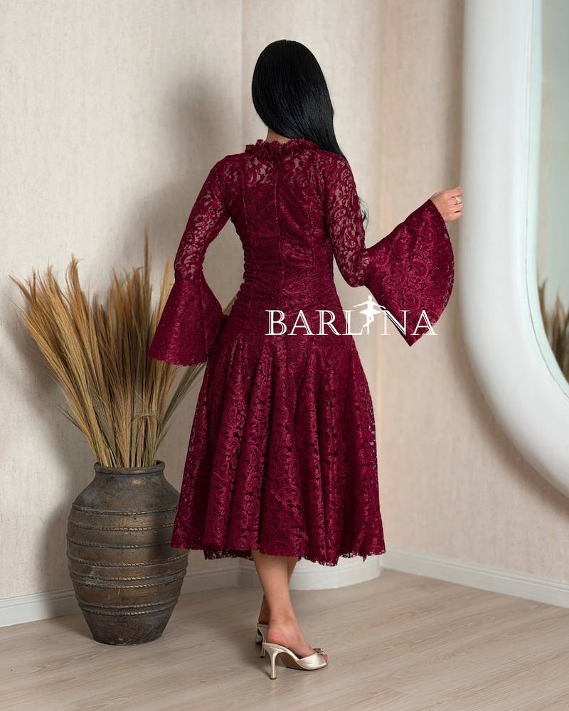Elegant wide-cut lace midi dress