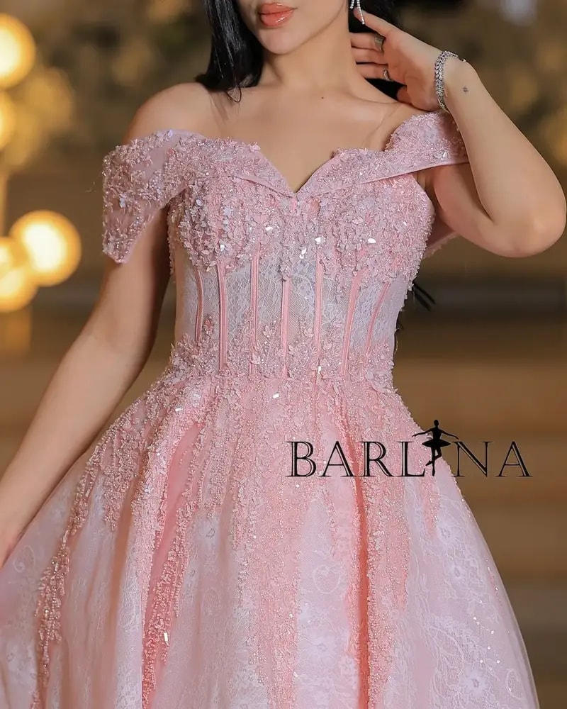 Luxurious pink evening dress with lace embroidery