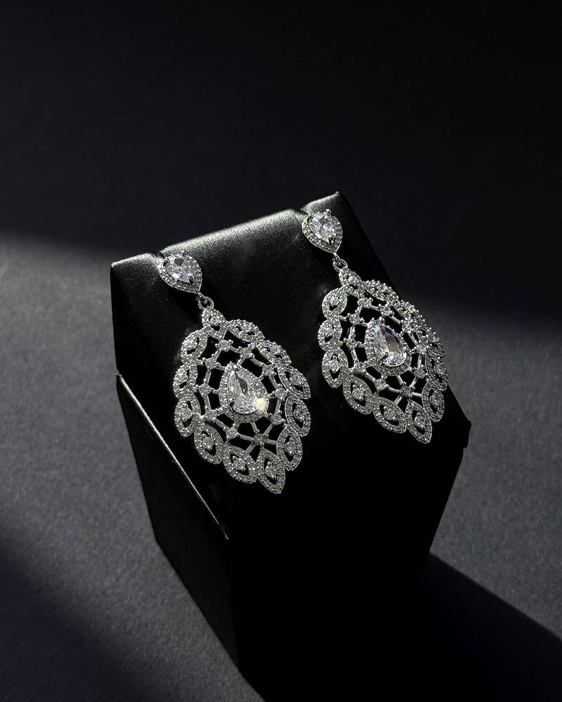 Luxurious teardrop earrings with elegant geometric frame