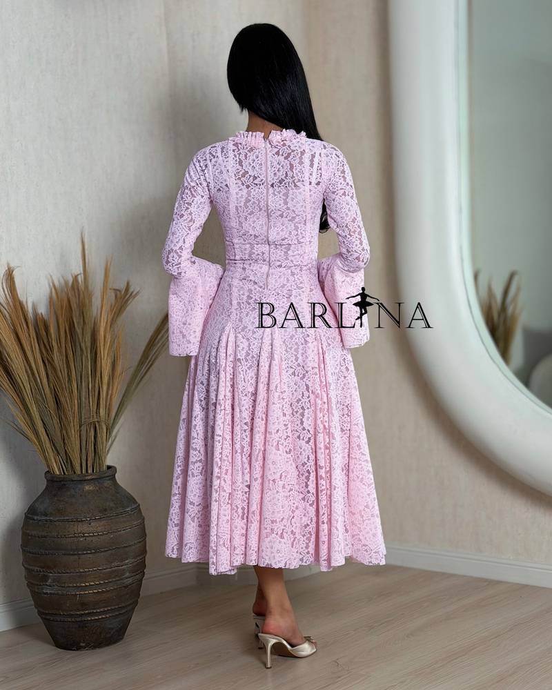 Feminine lace midi dress with a wide design