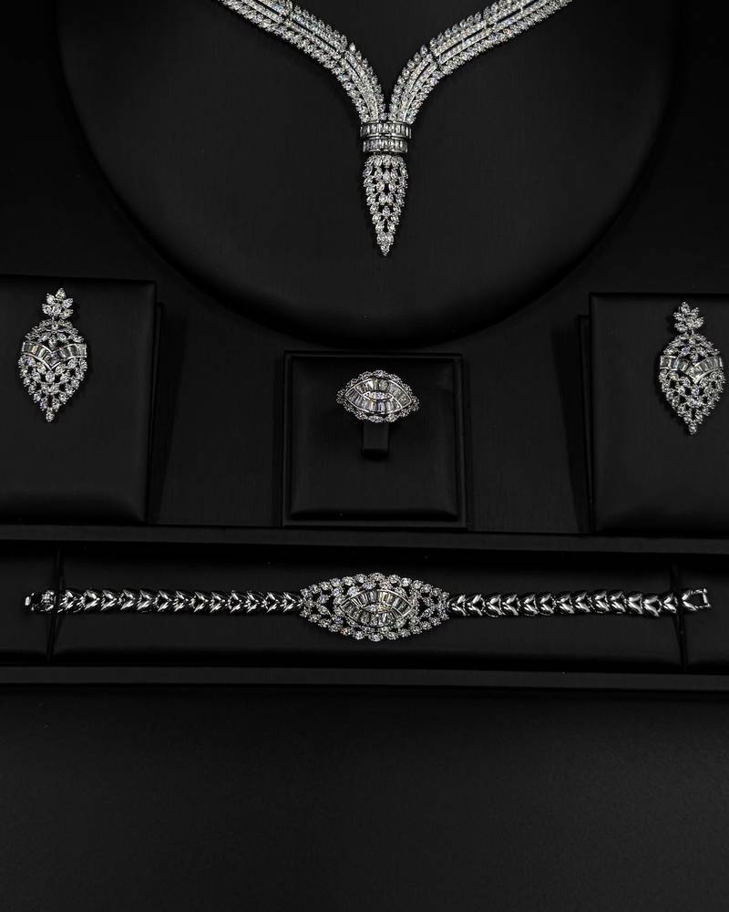 Accessory set with geometric details and graduated stones