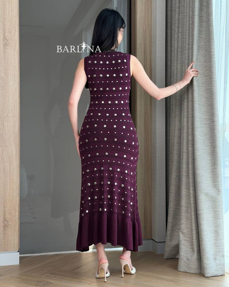 Burgundy dress embroidered with shimmering details