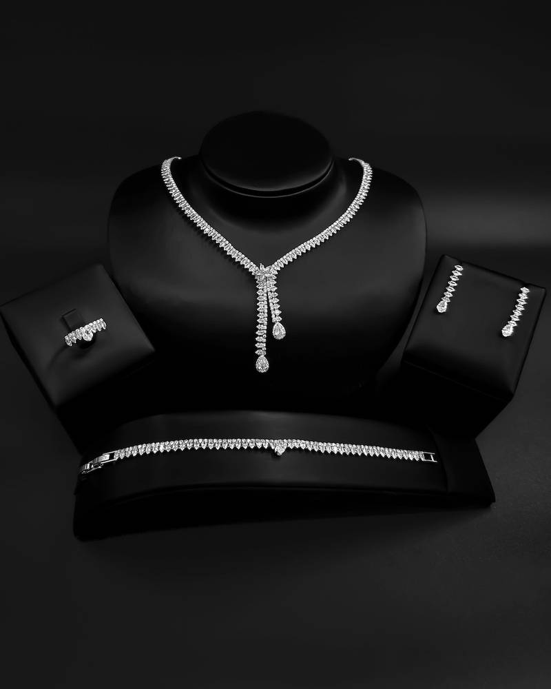 Elegant accessory set with two thin lines