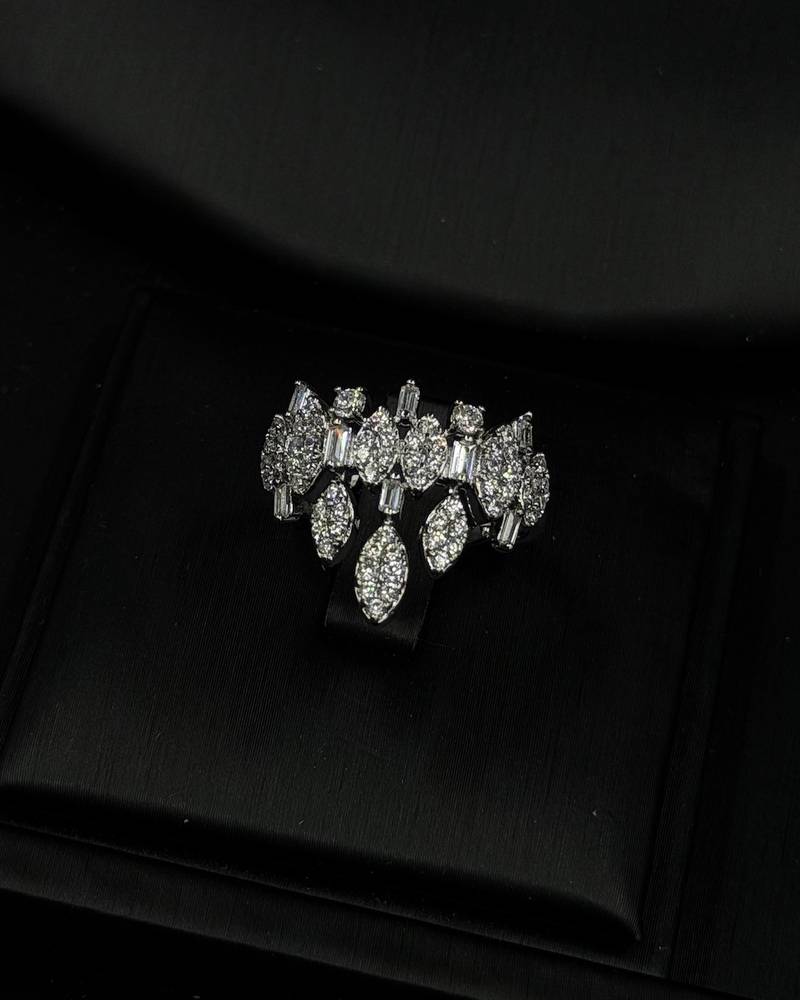 Diamond-effect accessory set with paper details