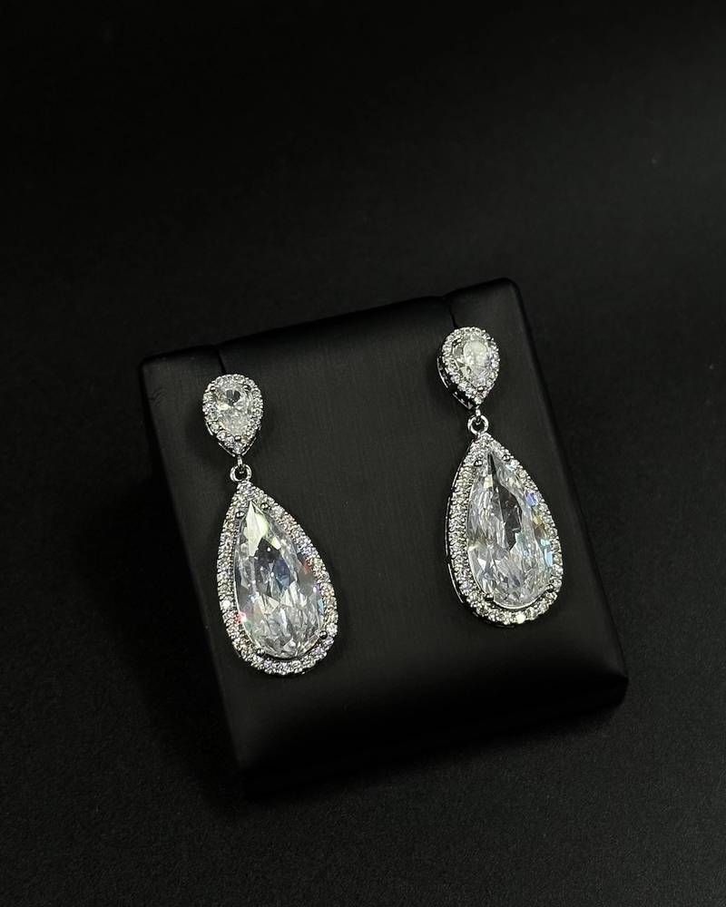 Luxurious teardrop drop earrings