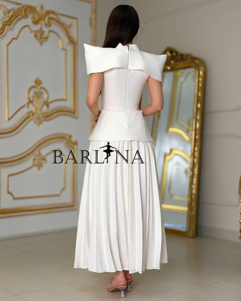 فستان أنيق بتصميم بليسية واكمام بارزة
