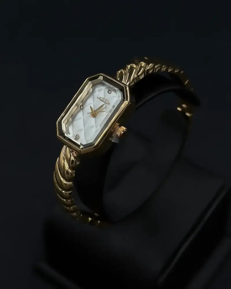 Women's watch with a geometric design and metal bracelet