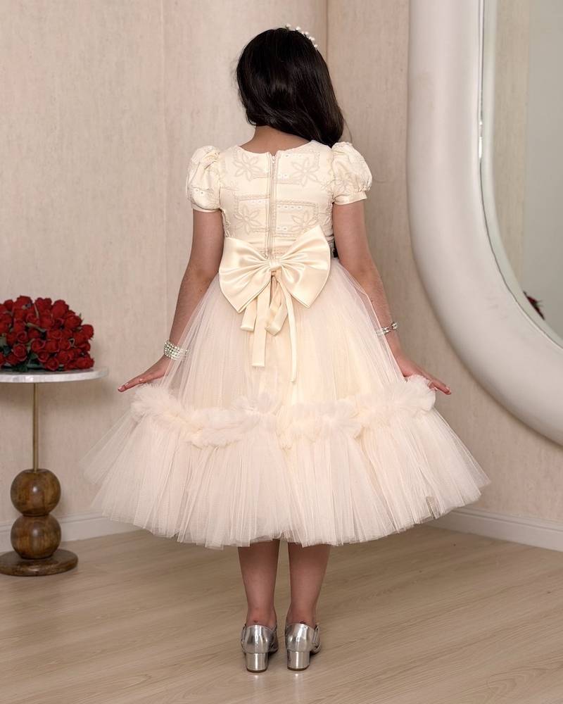 Elegant off-white girls' dress with short sleeves