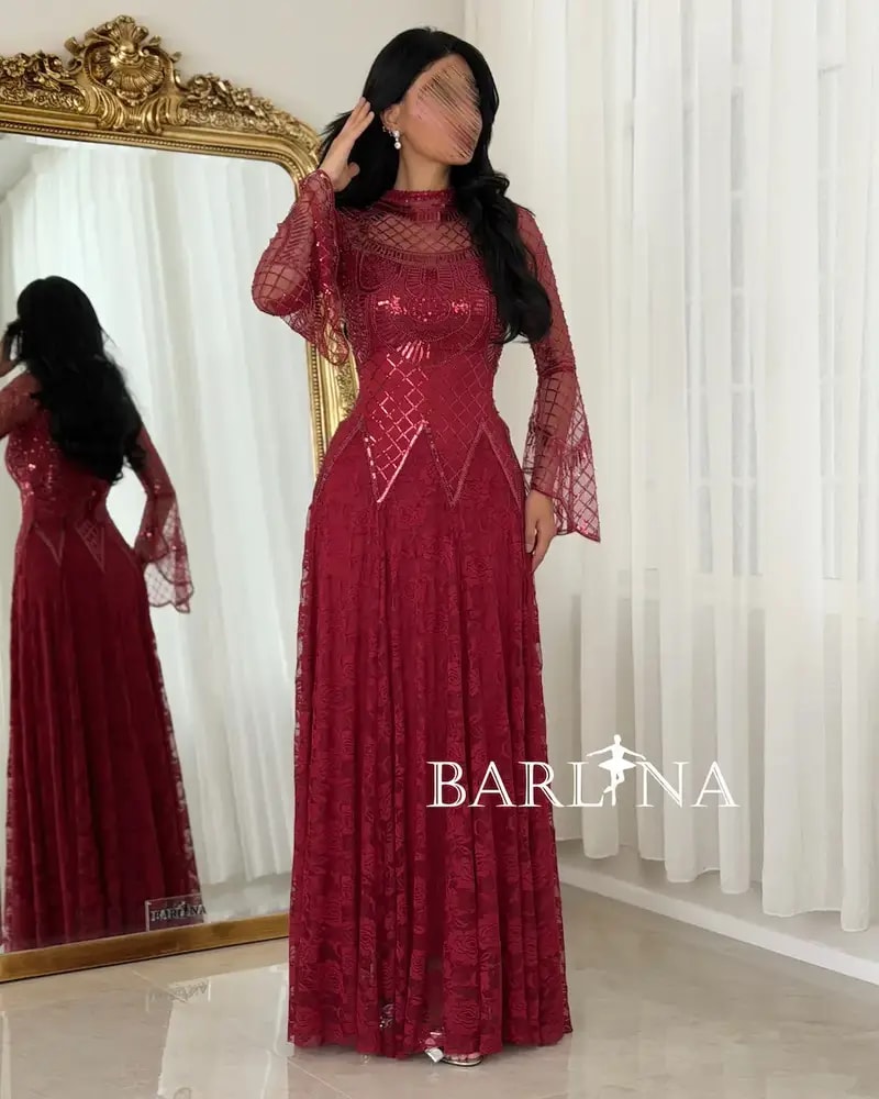 Evening dress with shimmering embroidery and elegant patterns