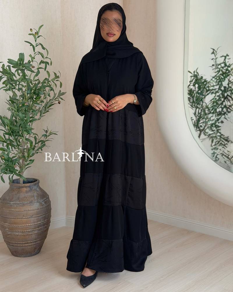 عباية سوداء بتصميم انسيابي ناعم