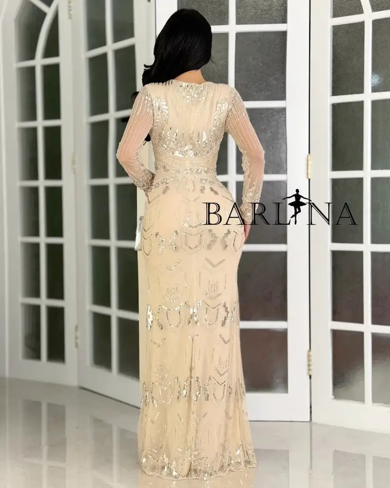 فستان سهرة مزين بنقوش هندسية أنيقة