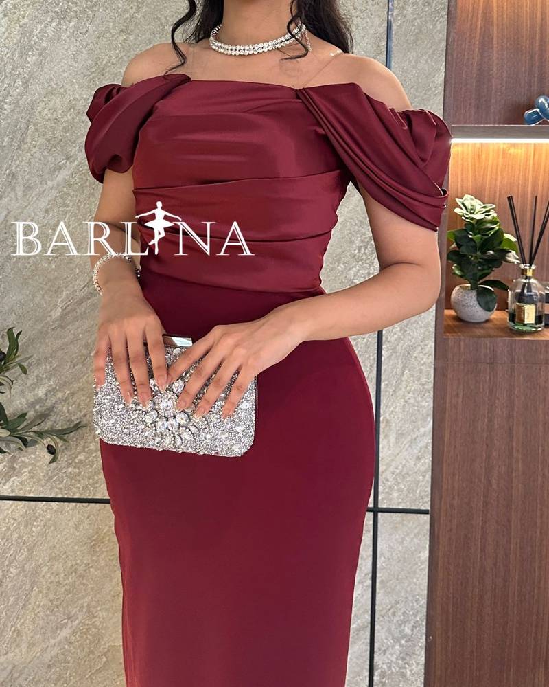 Elegant burgundy evening dress with a tight design