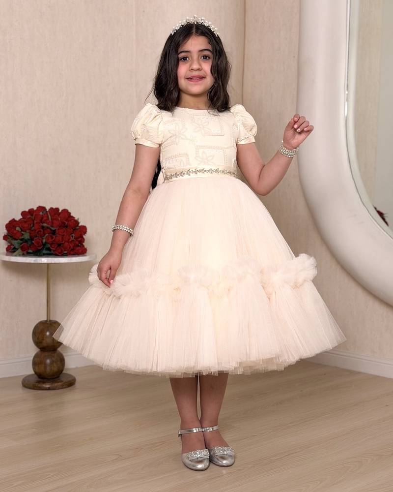Elegant off-white girls' dress with short sleeves