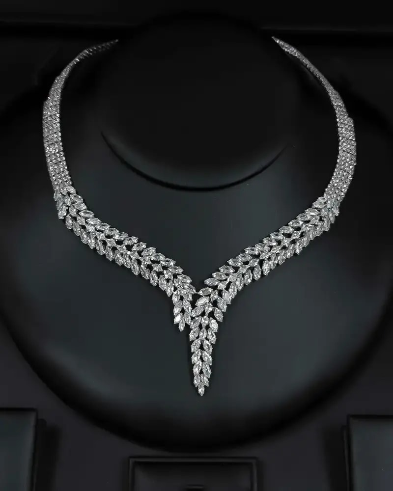 Accessory set in the shape of interlocking leaves