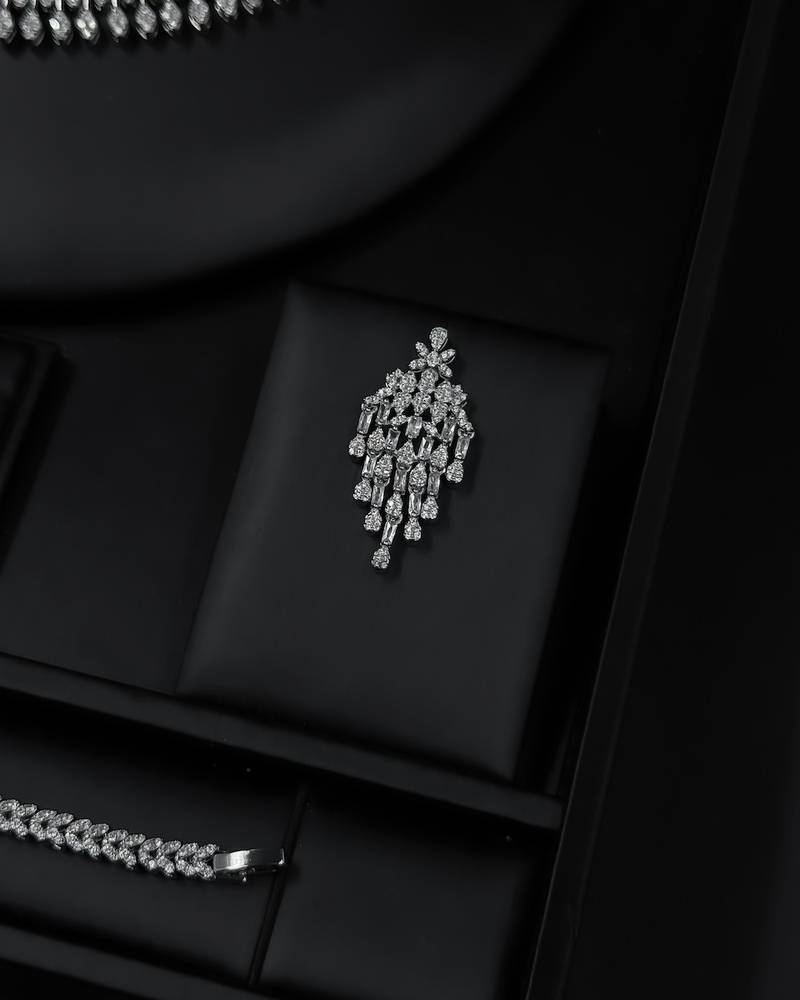 Royal accessory set in a compact design