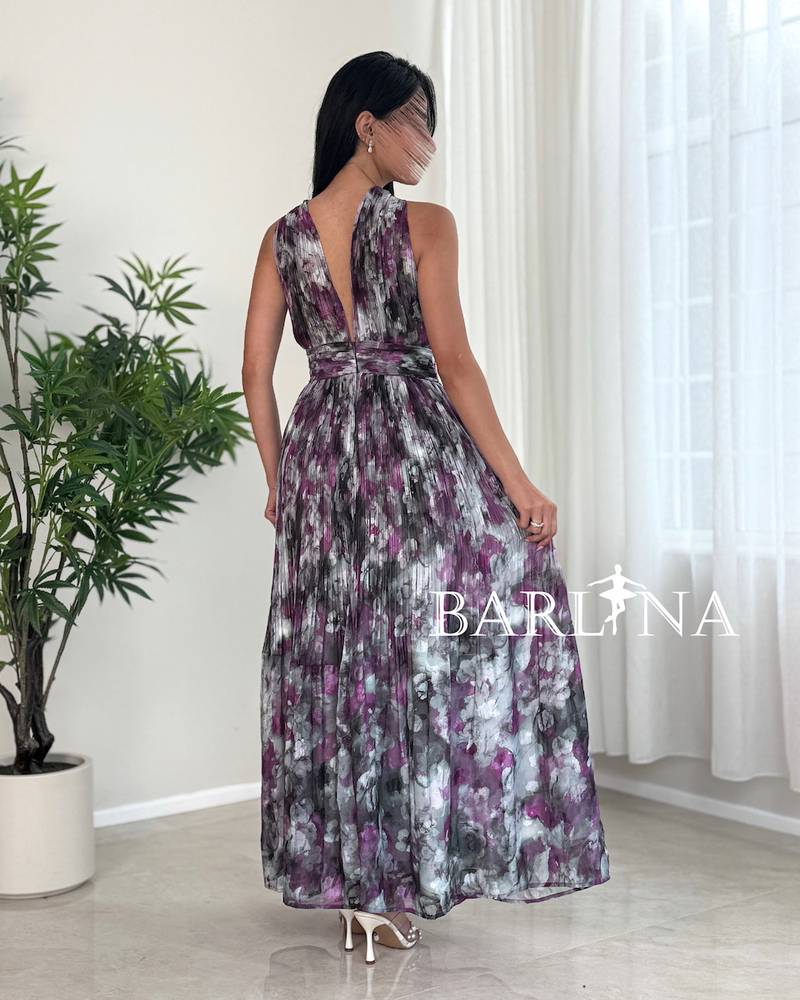 Long sleeveless dress with floral print