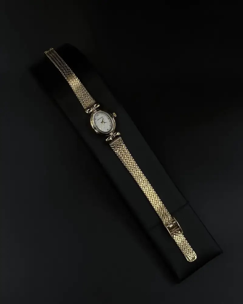 A delicate everyday watch with a simple mesh strap design