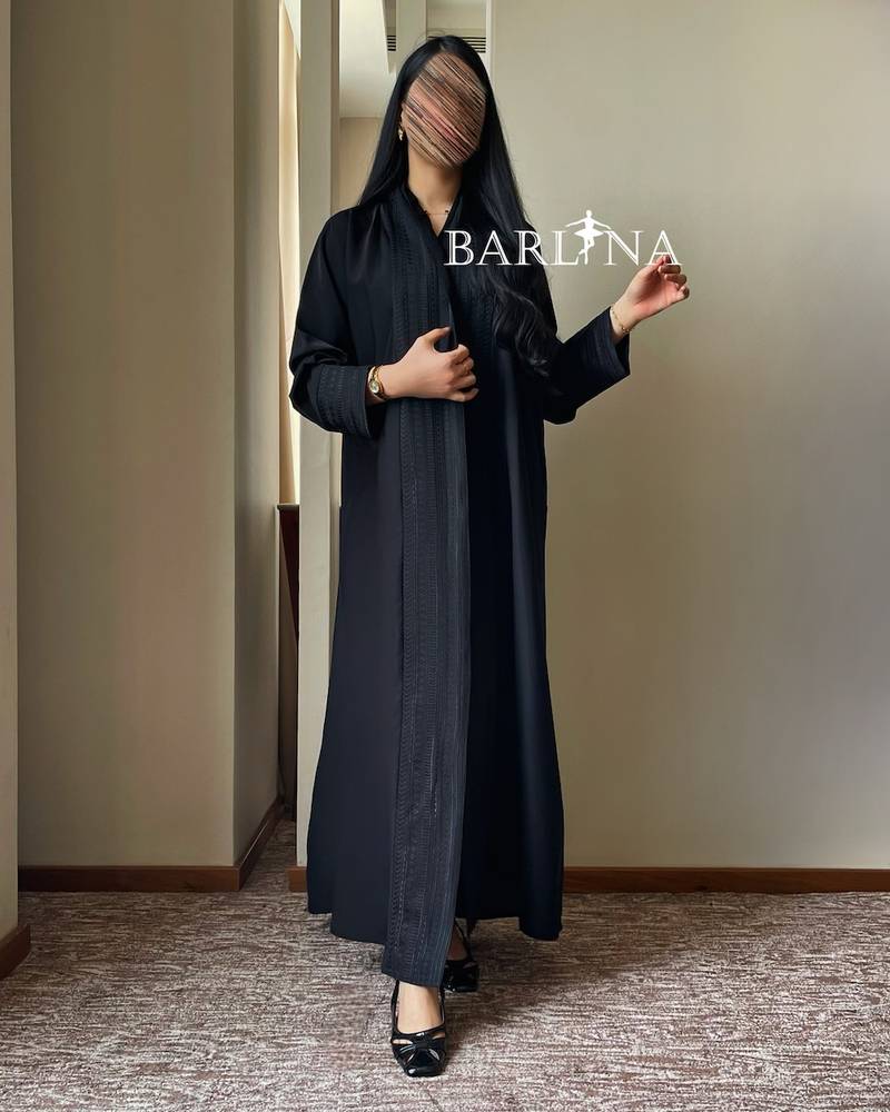 Elegant black abaya embroidered with longitudinal embroidery