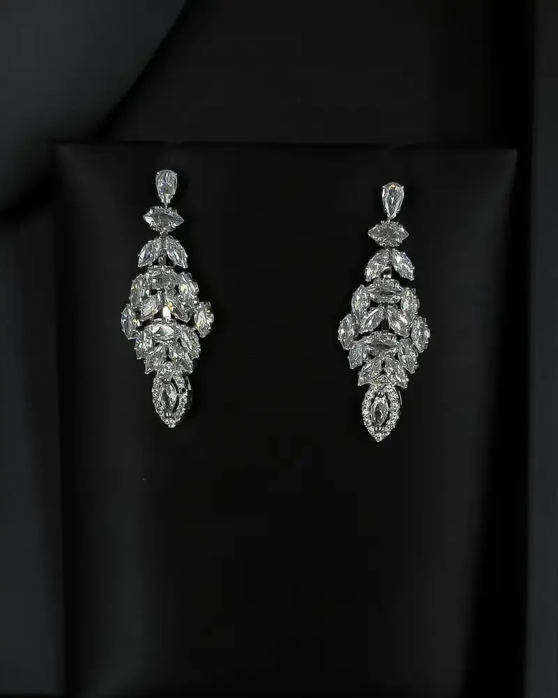 Elegant accessory set with a classic design