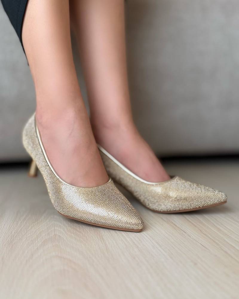 Closed-toe high-heel with fine rhinestones