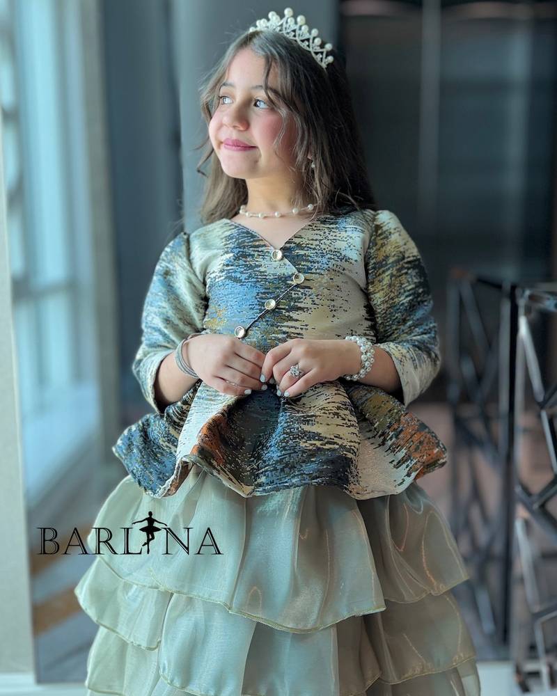 Light green girls' dress with an artistic pattern