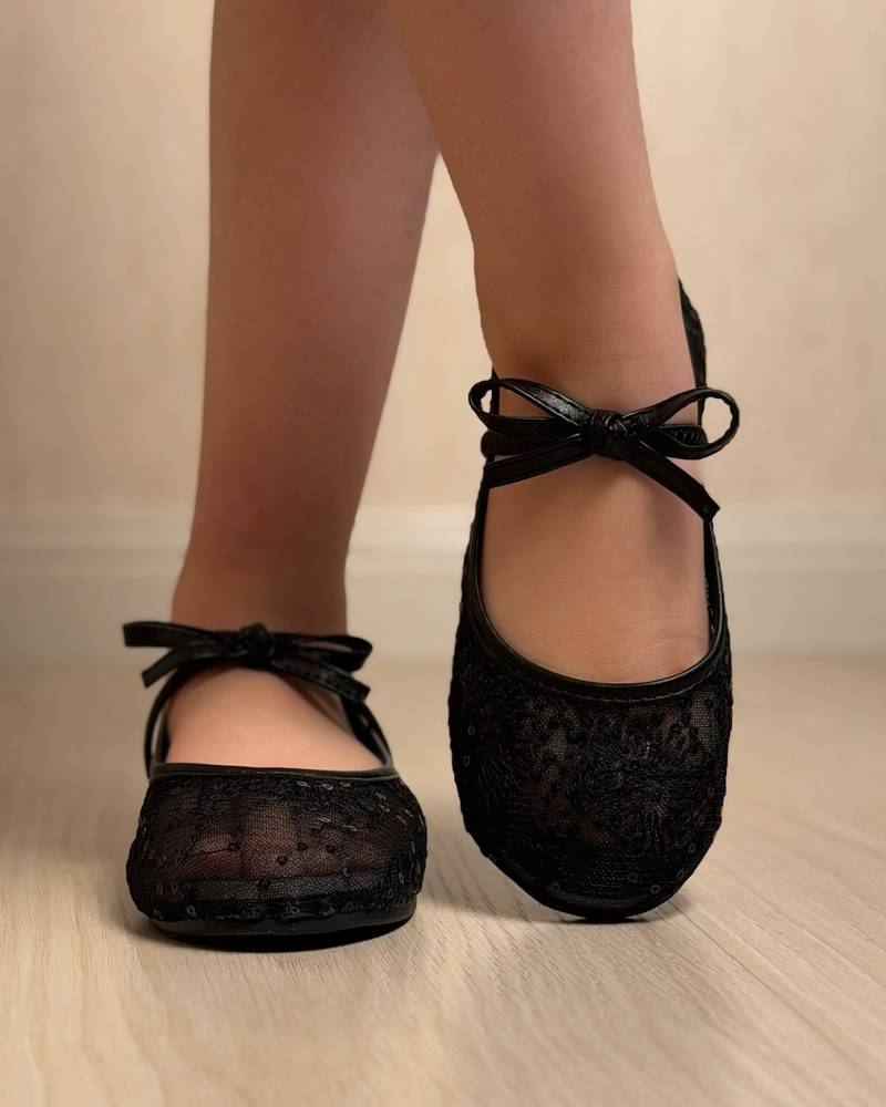 Girls' shoes with a lace design and delicate details