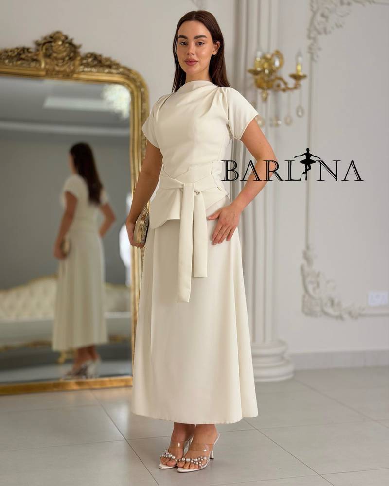 Elegant midi dress in a soft cream color