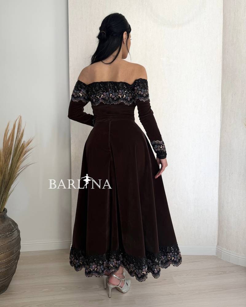 Elegant brown velvet dress with long sleeves
