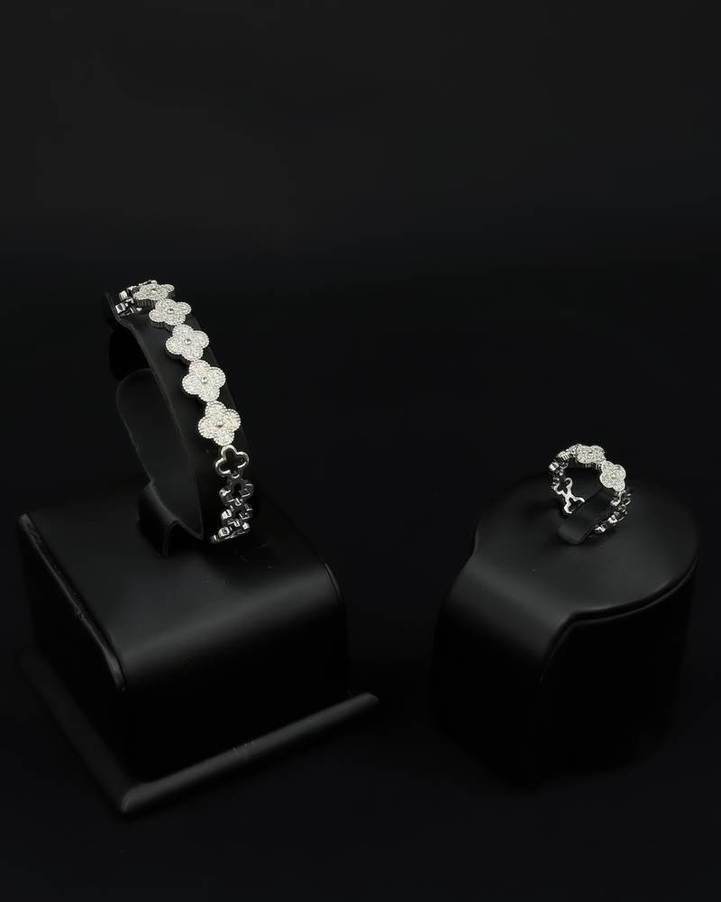 Bracelet and ring in the shape of delicate flowers
